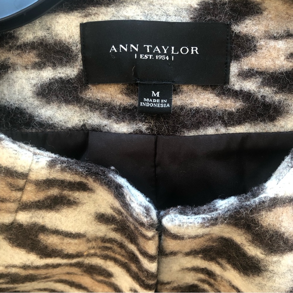 Classy Jackie O inspired jackets has a 60’s vibe - Picture 2 of 5